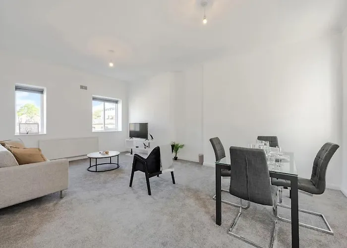 Luxury 3 Bedroom Apartment Near Hyde Park