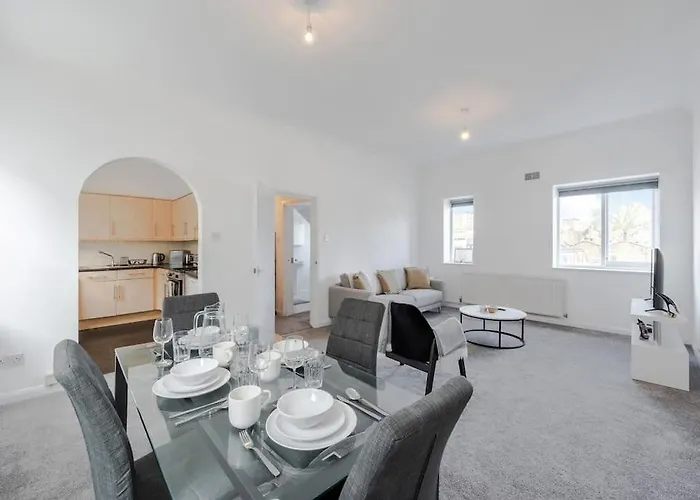 Luxury 3 Bedroom Apartment Near Hyde Park